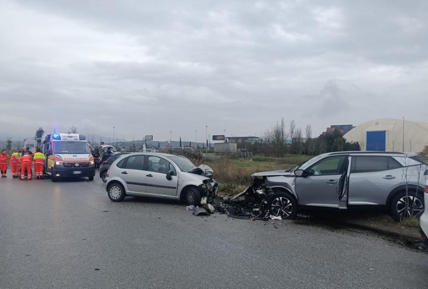 Interporto est, scontro frontale tra auto: soccorsi due ventenni