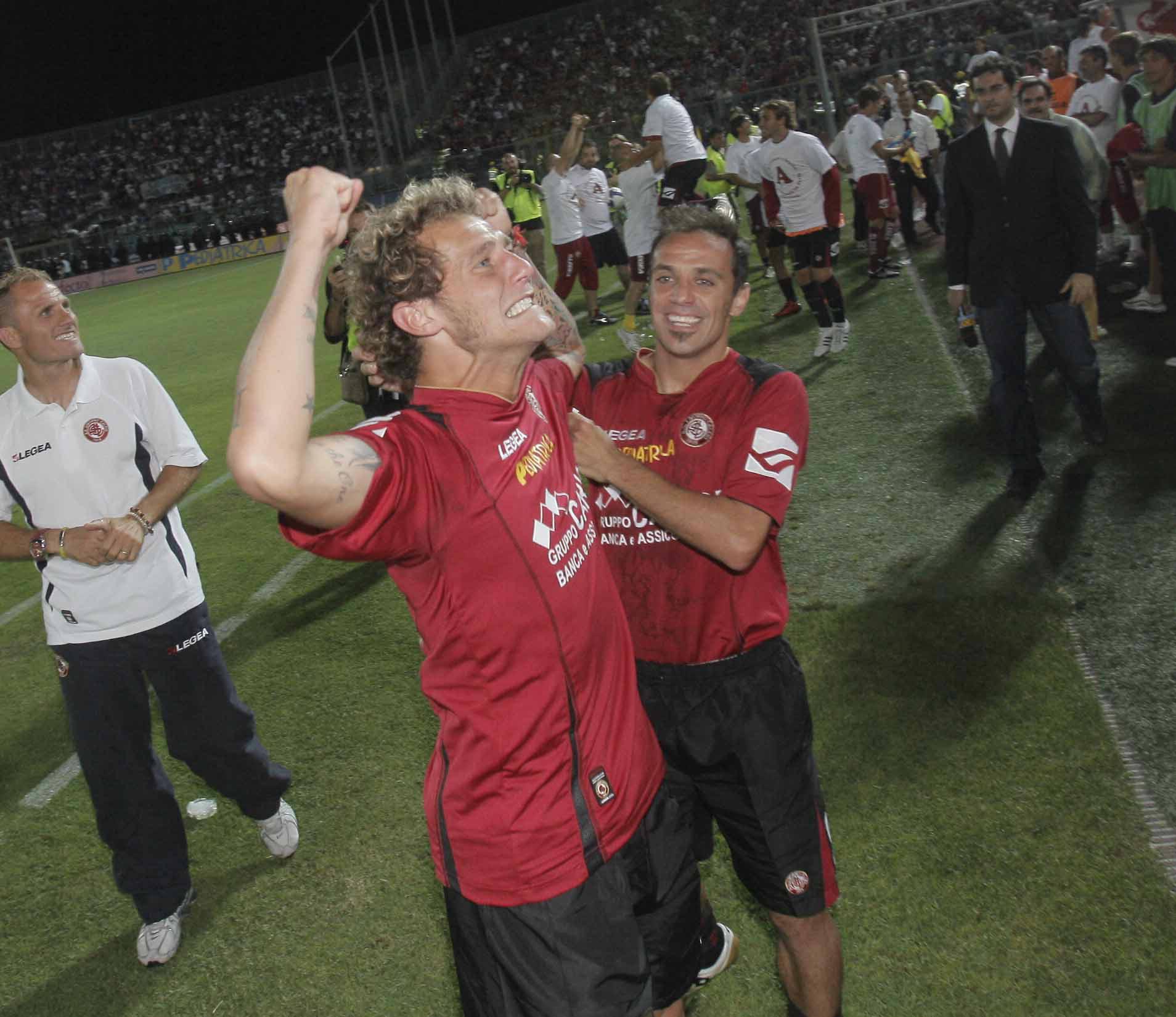 L’esultanza di Alino Diamanti insieme a Filippini: è l11 giugno 2009 e il Livorno in semifinale ha appena vinto 4-1 ribaltando il 2-0 dell’andata a Grosseto