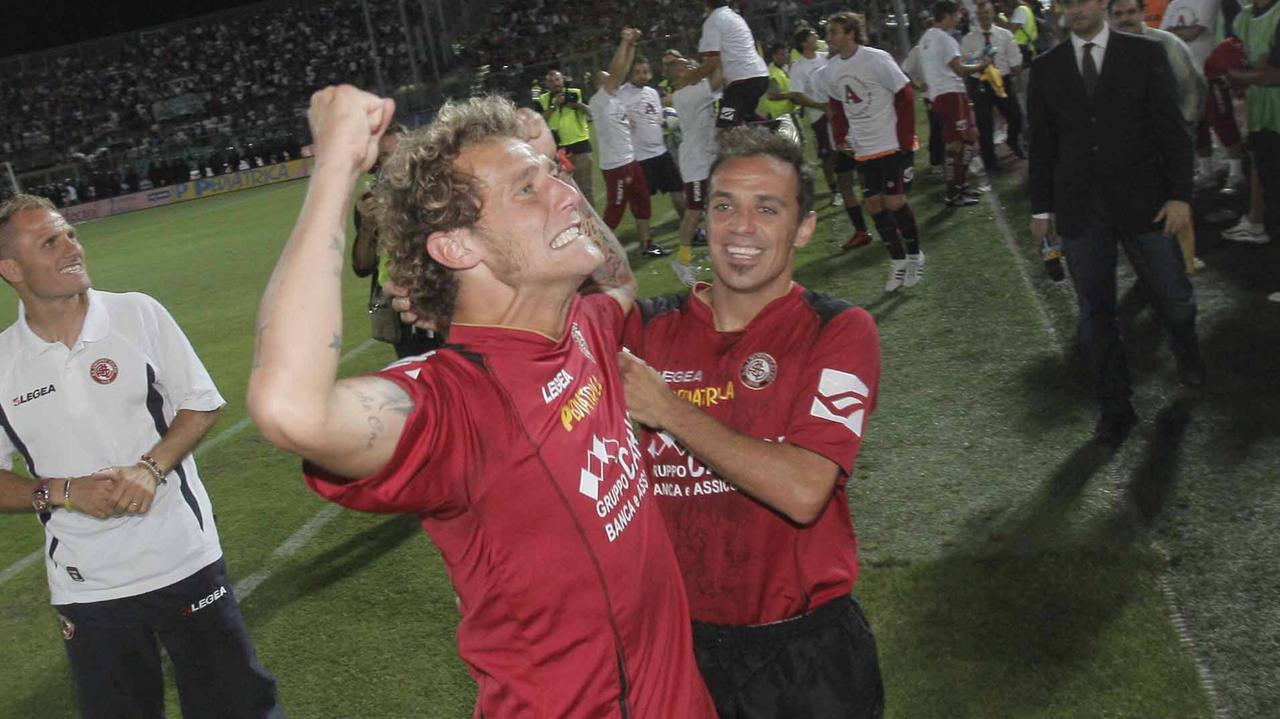 L’esultanza di Alino Diamanti insieme a Filippini: è l11 giugno 2009 e il Livorno in semifinale ha appena vinto 4-1 ribaltando il 2-0 dell’andata a Grosseto
