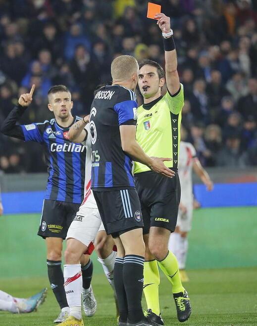 L’espulsione di Hermannsson al 30’ che poteva cambiare la storia del match (foto Muzzi)