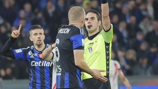 L’espulsione di Hermannsson al 30’ che poteva cambiare la storia del match (foto Muzzi)