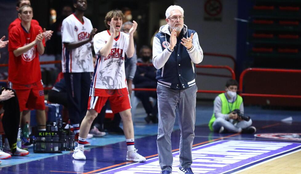 In primo piano il coach Angelucci (foto Nucci)