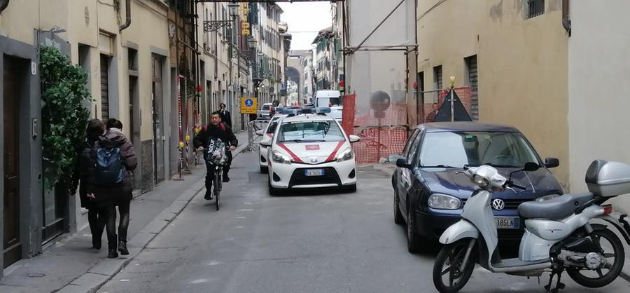 Borgo San Frediano, via le transenne e riapertura al traffico (ma solo alle auto)