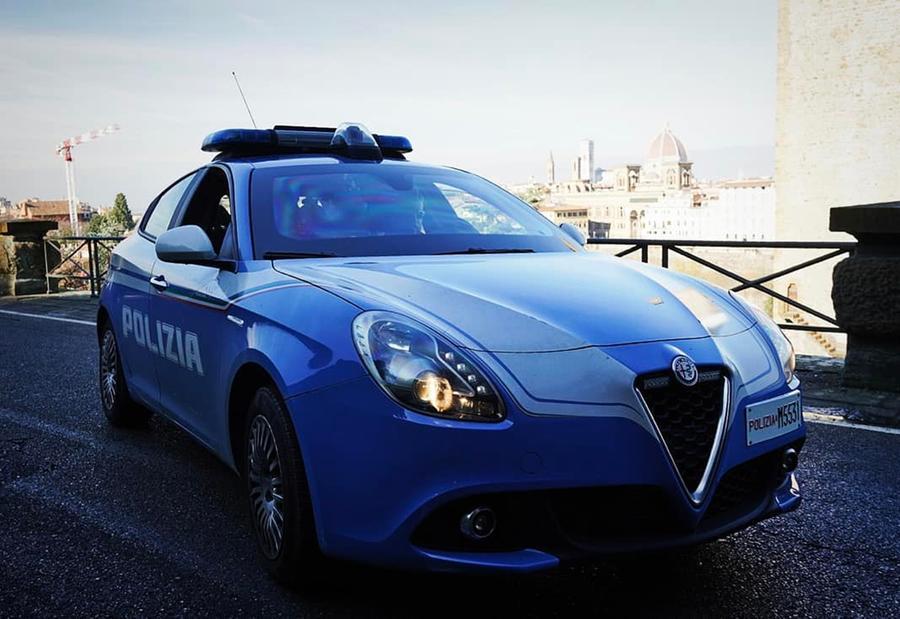 Afferra la compagna per i capelli e le sferra una coltellata all’addome, lei fugge e lo fa arrestare: «Vivevo in una prigione»