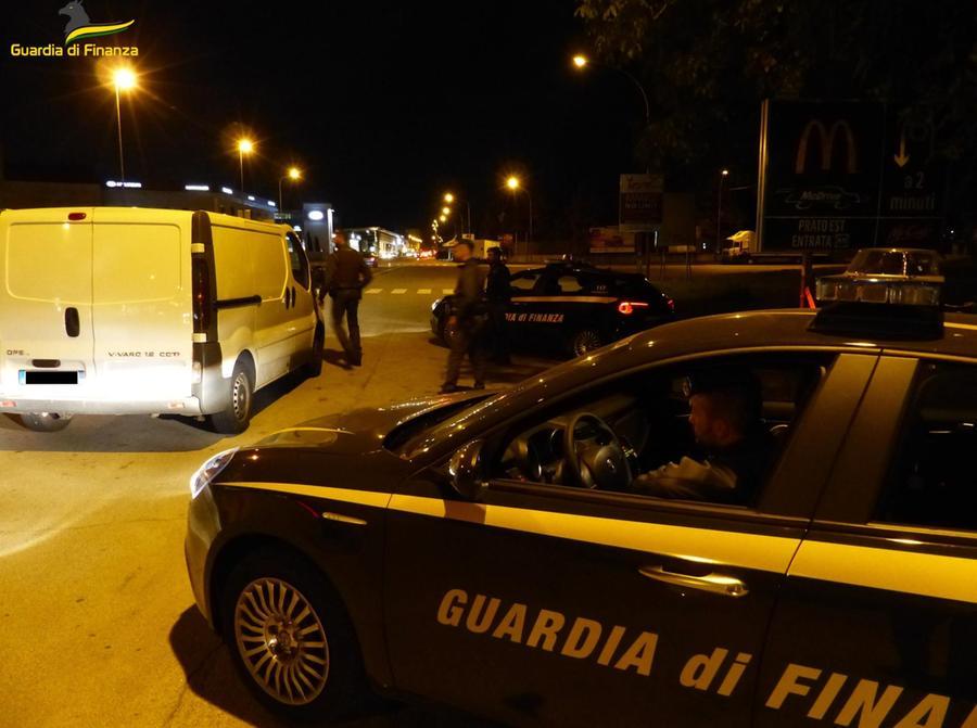 La Finanza di Prato ferma due ladri che stavano rubando in un garage