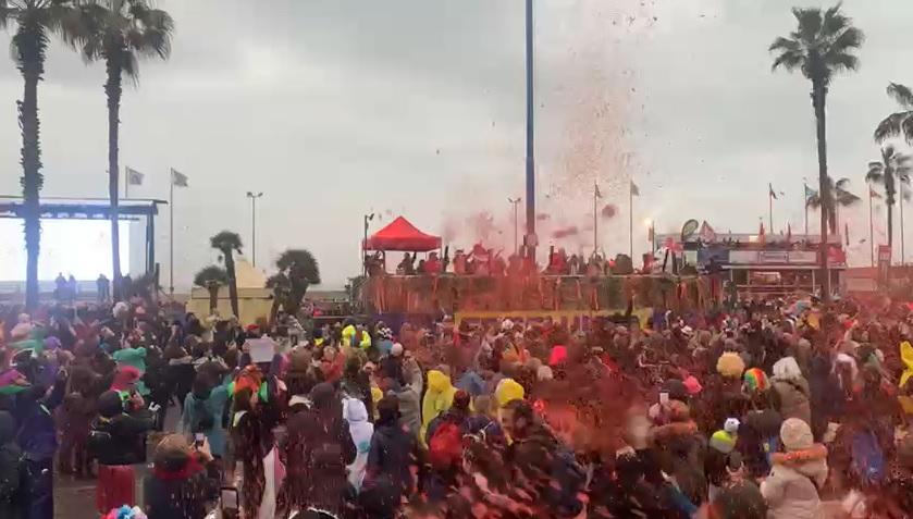 Carnevale di Viareggio, all’ultimo corso coriandoli arancioni contro violenza di genere. Pegaso d'oro a Maria Lina Marcucci