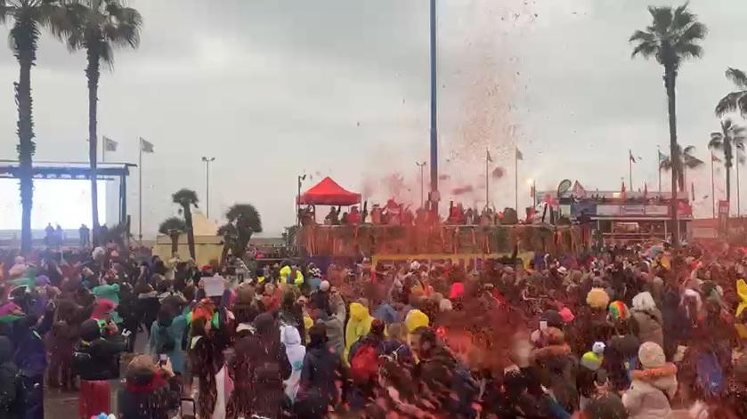 Carnevale di Viareggio, all’ultimo corso coriandoli arancioni contro violenza di genere. Pegaso d'oro a Maria Lina Marcucci