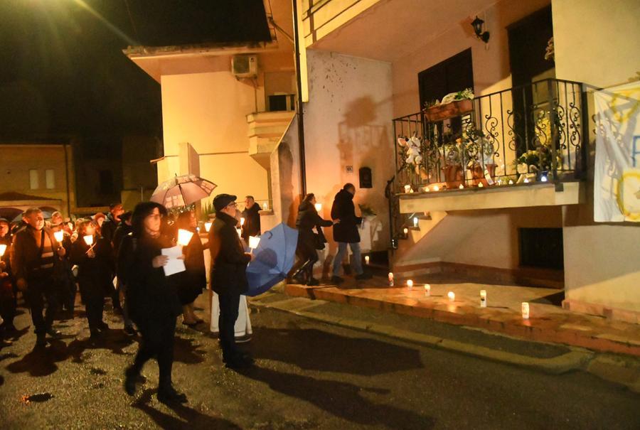 
	Piero Carta, il padre di Chiara, depone dei fiori davanti all'ingresso della sua casa dove la figlia &egrave; stata uccisa dalla mamma

