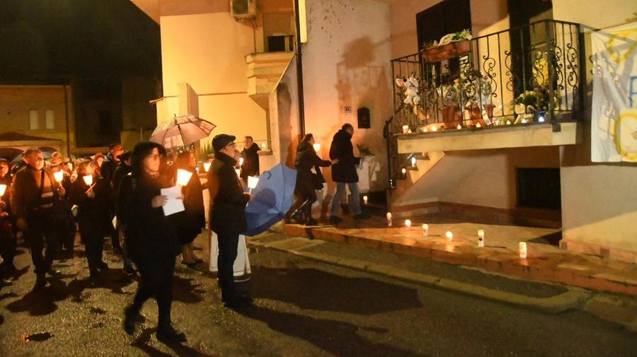 Piero Carta, il padre di Chiara, depone dei fiori davanti all'ingresso della sua casa dove la figlia è stata uccisa dalla mamma