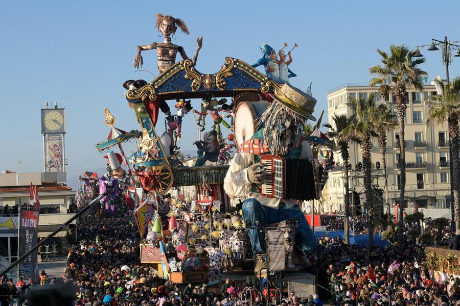 Carnevale di Viareggio, trionfa “Una storia fantastica” di Jacopo Allegrucci – Video e classifica