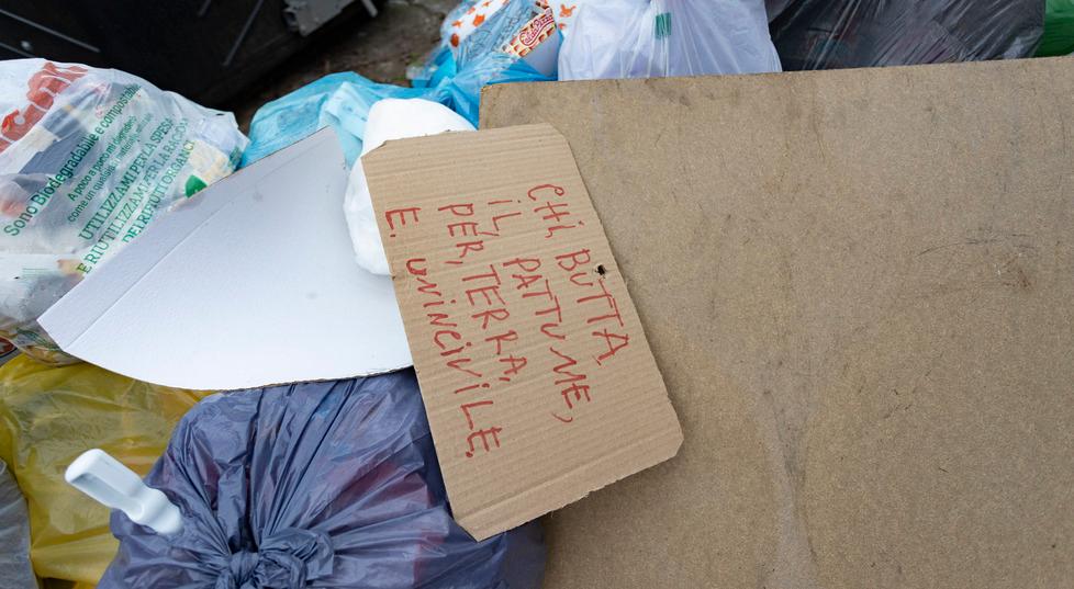 Modena, il caso pattume e degrado. Rifiuti, messaggio a chi abbandona «Se vi vedo vi fotografo e denuncio» 