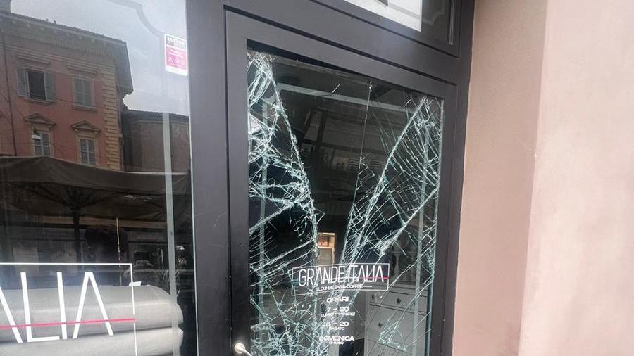 Modena Spaccata al bar Grande Italia Danni e bottino da 2mila euro