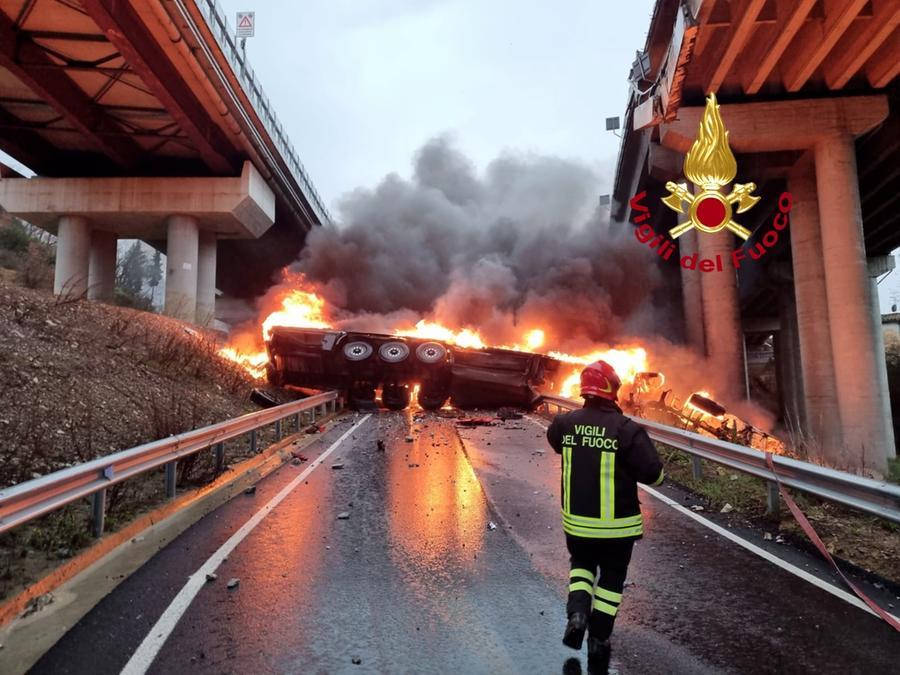Firenze, camion precipita dall’autostrada e prende fuoco: morto l’autista – Video