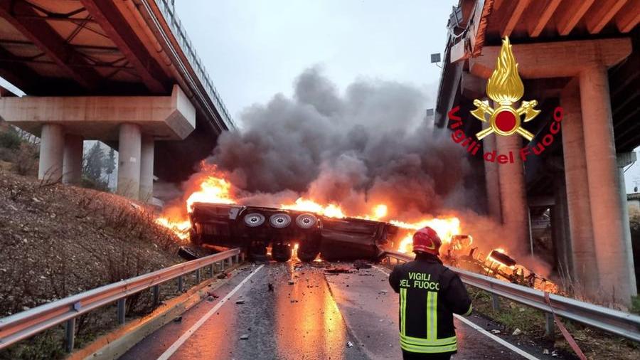 Firenze, camion precipita dall’autostrada e prende fuoco: morto l’autista – Video