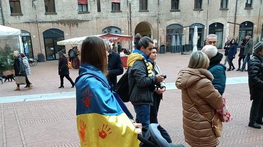 «Putin “mazalar”, va incriminato»: ferraresi in piazza con le ucraine