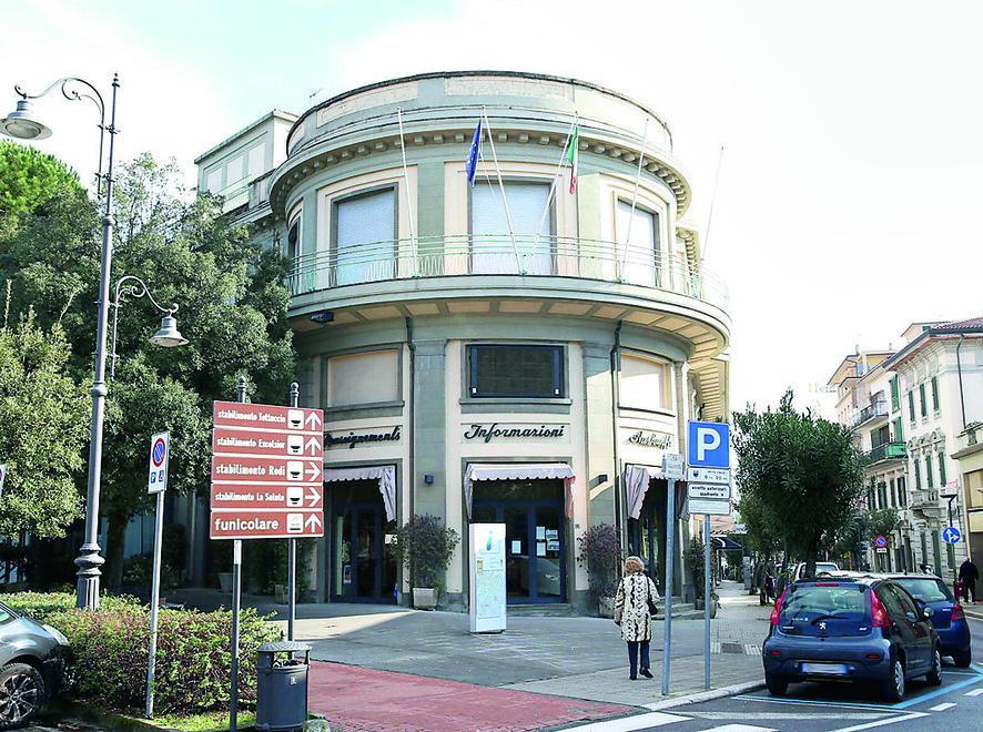 Montecatini, riapre la “rotonda” in viale Verdi con servizi dedicati ai turisti