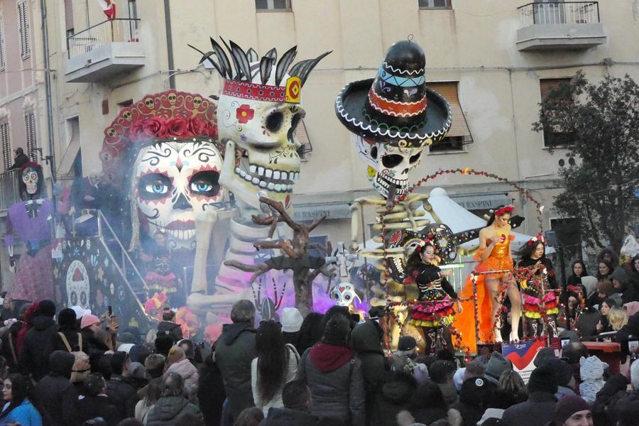 
	Il carro di Neghelli durante una sfilata (foto Enzo Russo)

