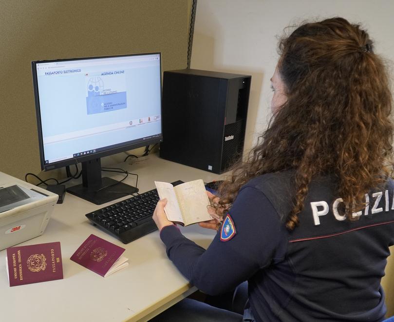 Massa, tutti ora vogliono il passaporto. E la Questura apre anche la domenica