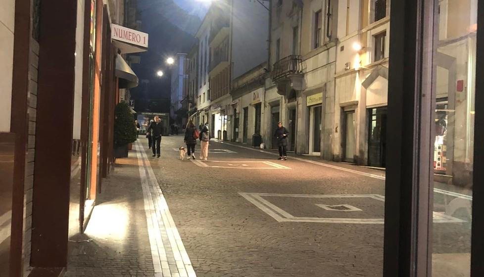Via Roma a Carrara, il deserto abita qui: buio e poca gente in centro
