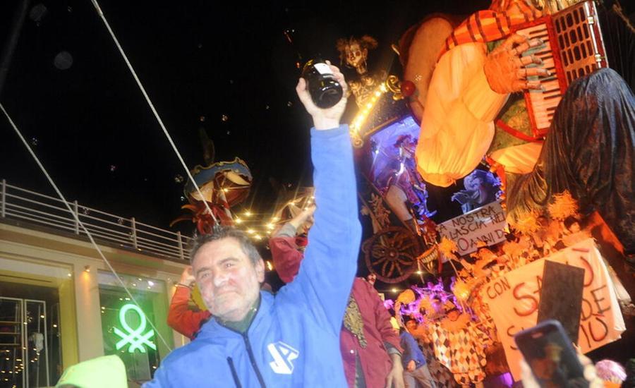 Carnevale, Viareggio premia il cantastorie di Allegrucci: edizione 150 con cifre da record – Video e classifica