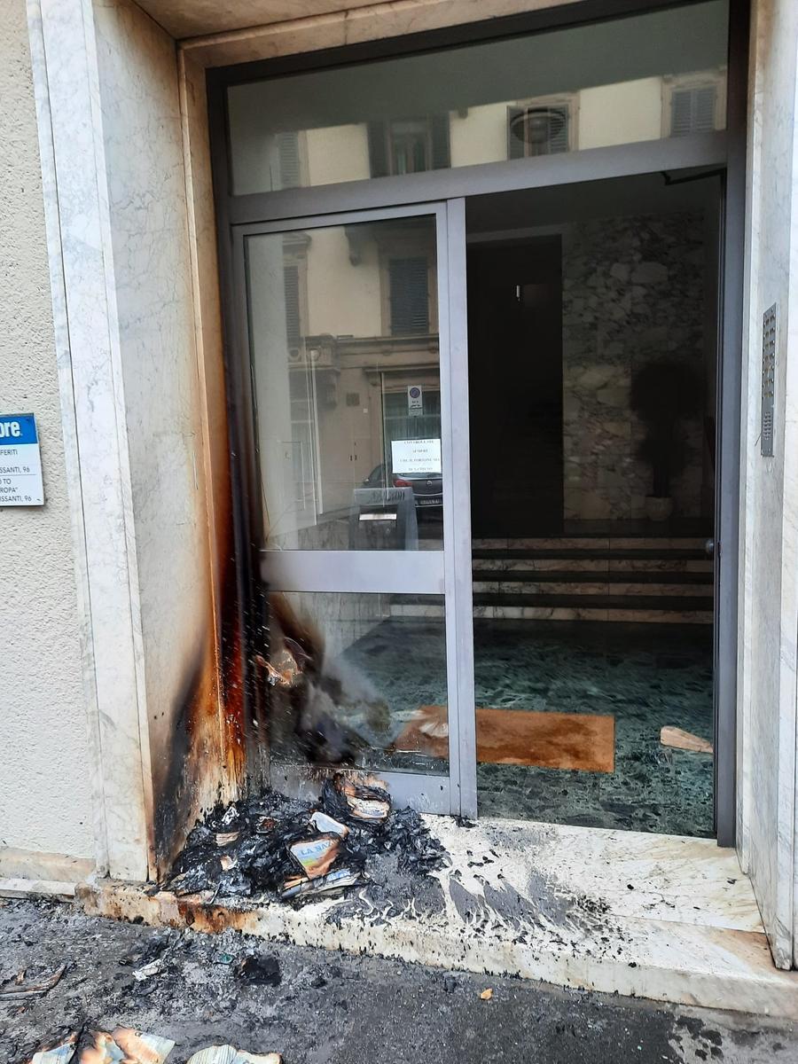Firenze, appiccato il fuoco davanti agli ingressi di due palazzi. Tragedia sfiorata