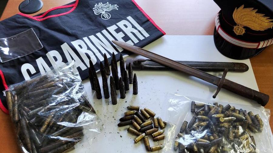 Nasconde una baionetta da guerra e munizioni, denunciato un 35enne