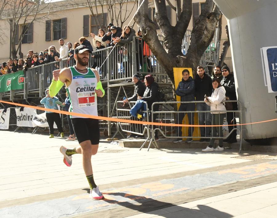 
	Antonino Lollo taglia il traguardo per primo alla Mezza maratona del Giudicato (foto Pinna)

