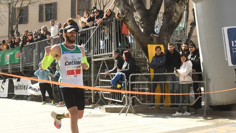 Antonino Lollo taglia il traguardo per primo alla Mezza maratona del Giudicato (foto Pinna)