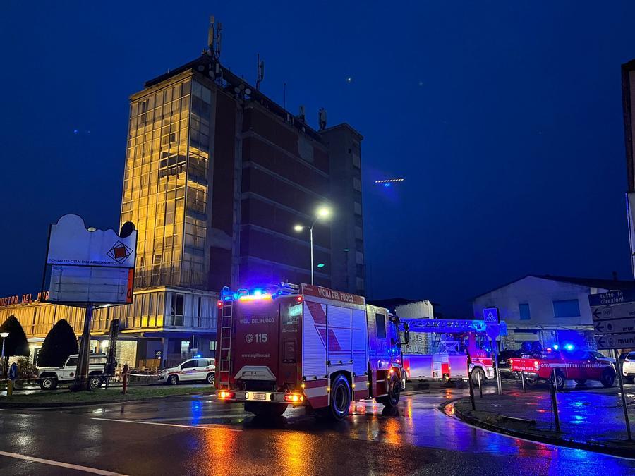 
	Vigili del fuoco e polizia municipale nel punto in cui il vento ha fatto cadere il pannello della Mostra del Mobilio a Ponsacco (Foto di Franco Silvi)


