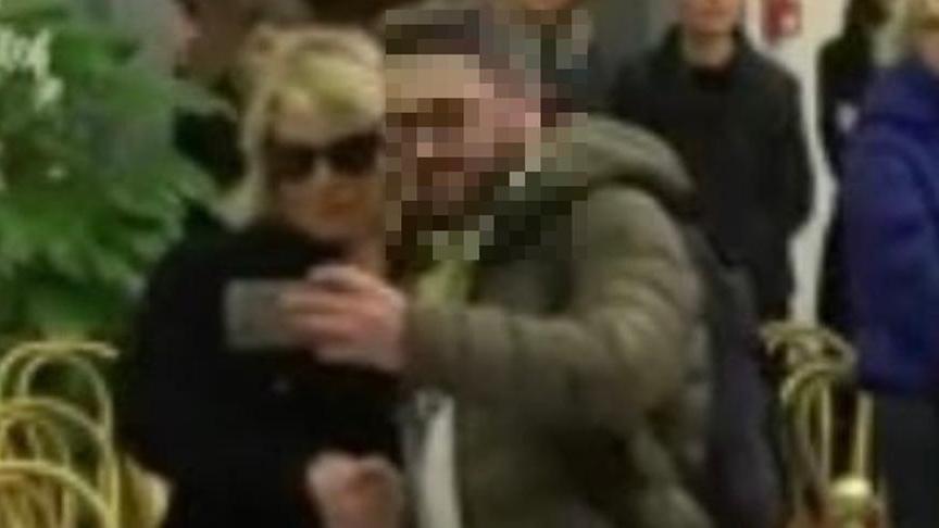 Morte di Costanzo, chiedono selfie alla De Filippi nella camera ardente: è polemica