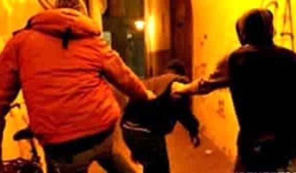 Malamovida a Olbia, maxi rissa in via Roma: ragazzino massacrato di botte