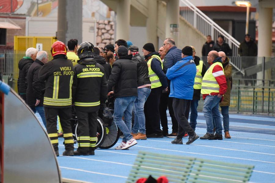 
	Tensione a fine gara, con molte proteste verso l'arbitro (foto Agenzia Bf)

