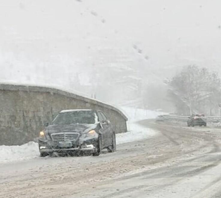 Neve in Appennino con incidenti. Proteste a Serramazzoni e Pavullo