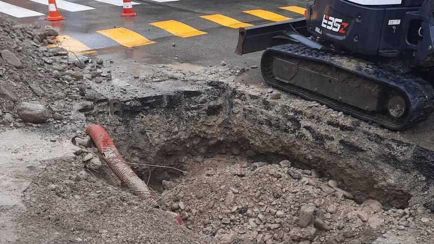 Sassuolo. Cavo tranciato ed è blackout: emergenza anche al supermarket