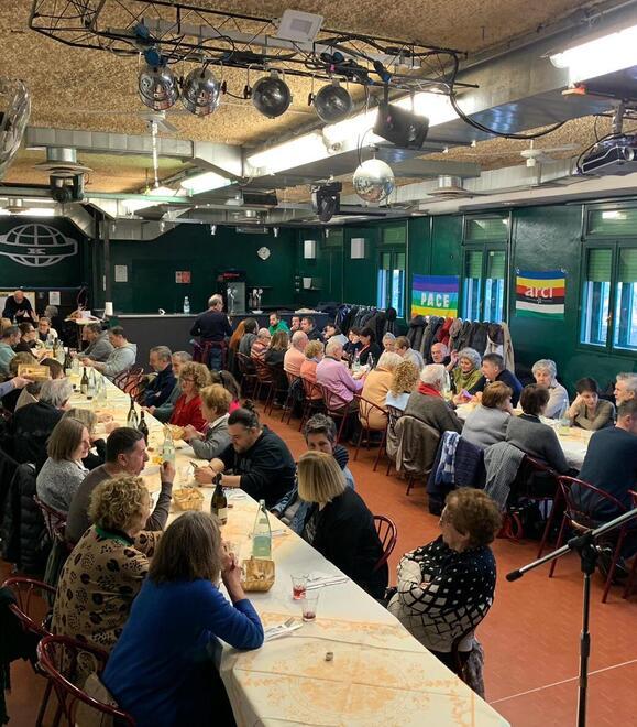 Carpi. Una grande tavolata di solidarietà per i popoli colpiti da guerra e sisma 