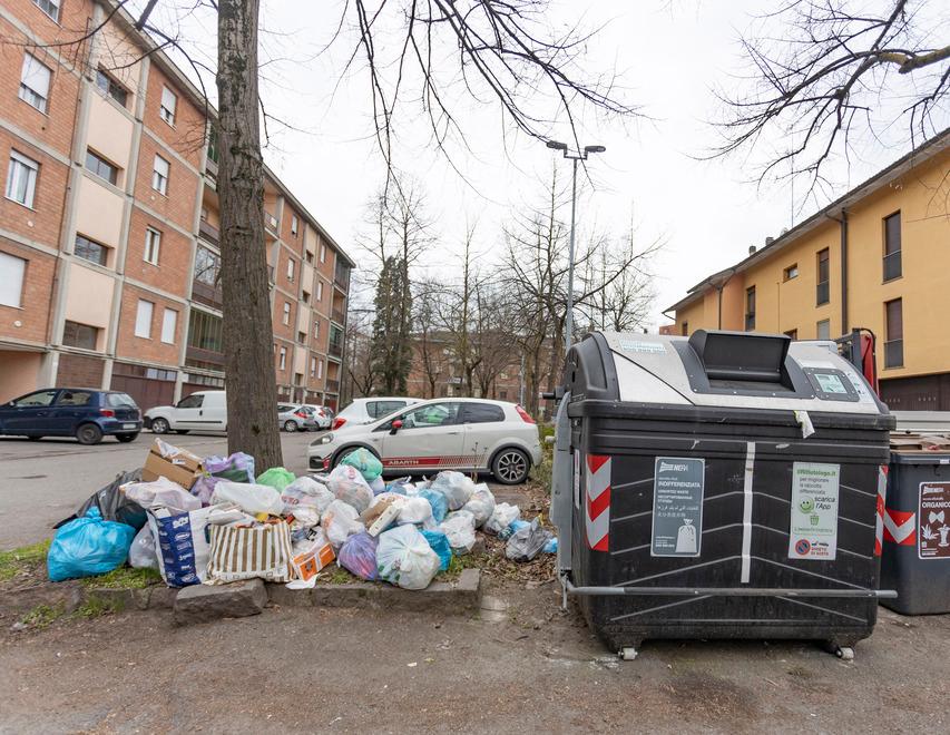 Modena In azione i pendolari dei rifiuti E intanto spuntano i primi topi 