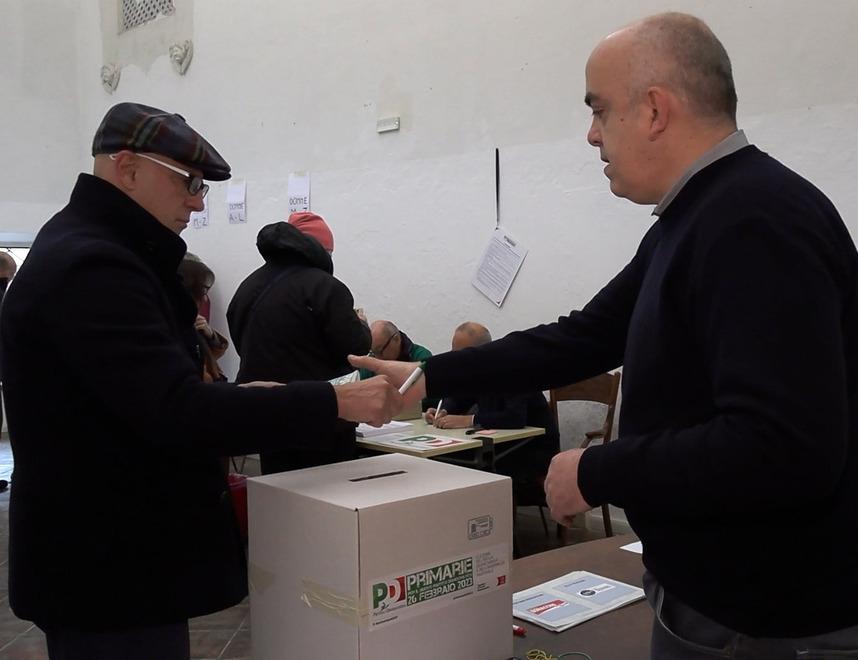 Primarie Pd a Modena Code al mattino, di corsa a prendere altre schede A Mortizzuolo salta il gazebo: si vota sul furgone 