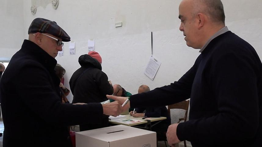 Primarie Pd a Modena Code al mattino, di corsa a prendere altre schede A Mortizzuolo salta il gazebo: si vota sul furgone