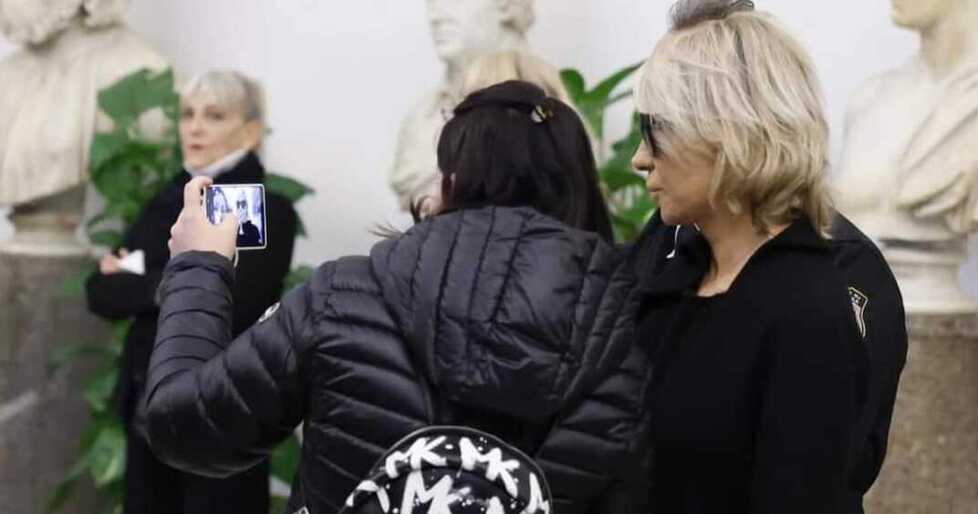 De Filippi, quei selfie chiesti alla vedova: ai confini della stupidità