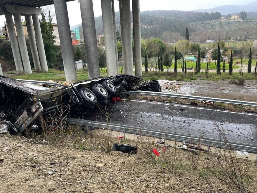 Firenze, autista morto nel tir precipitato dal viadotto: cosa è successo in quella curva sull’A1 – Video