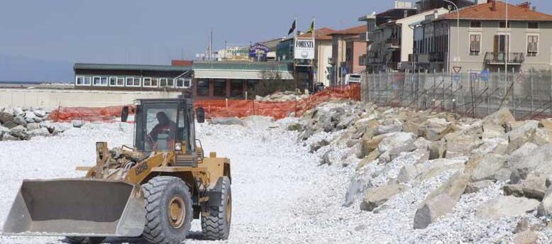Scogliere e spiagge di ghiaia, ruspe in azione a Marina di Pisa