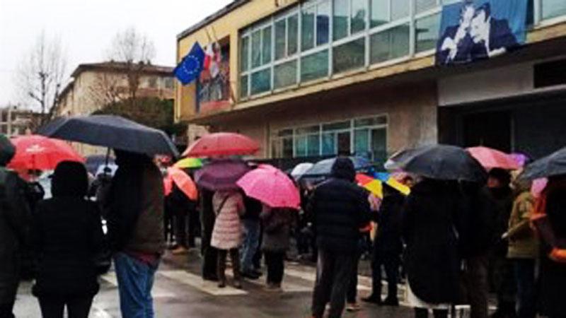 Pestaggio al liceo a Firenze, in 600 al flash mob davanti al “da Vinci” per solidarietà alla preside antifascista