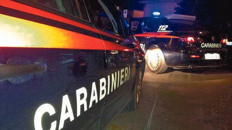 Pistoia, vede i ladri dalla finestra di casa, telefona al 112 e li fa arrestare