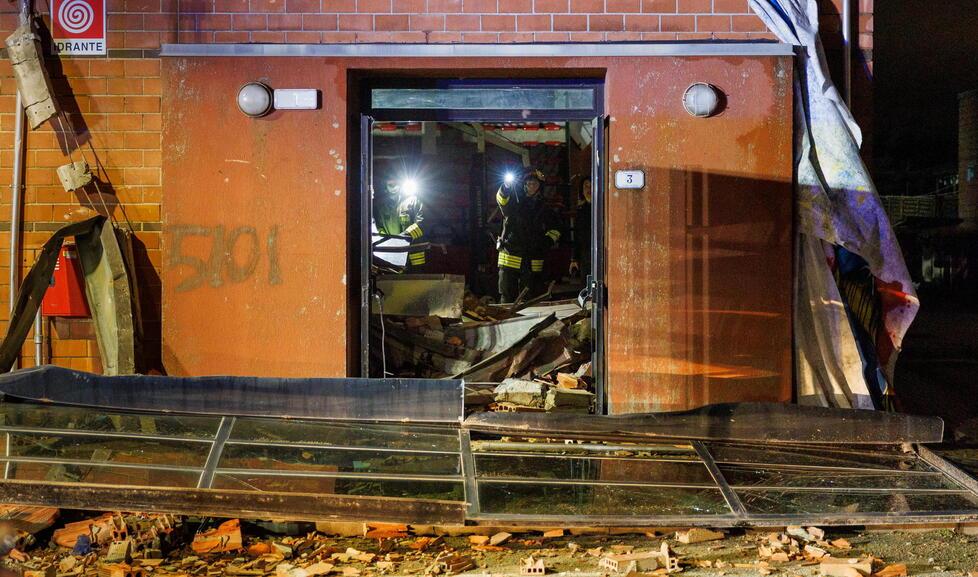 Nella foto sopra un pezzo di vetrata che è crollata