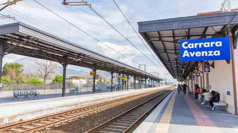 Sdraiato sui binari ad Avenza, salvato da quattro giovani eroi richiamati dalle urla di una signora