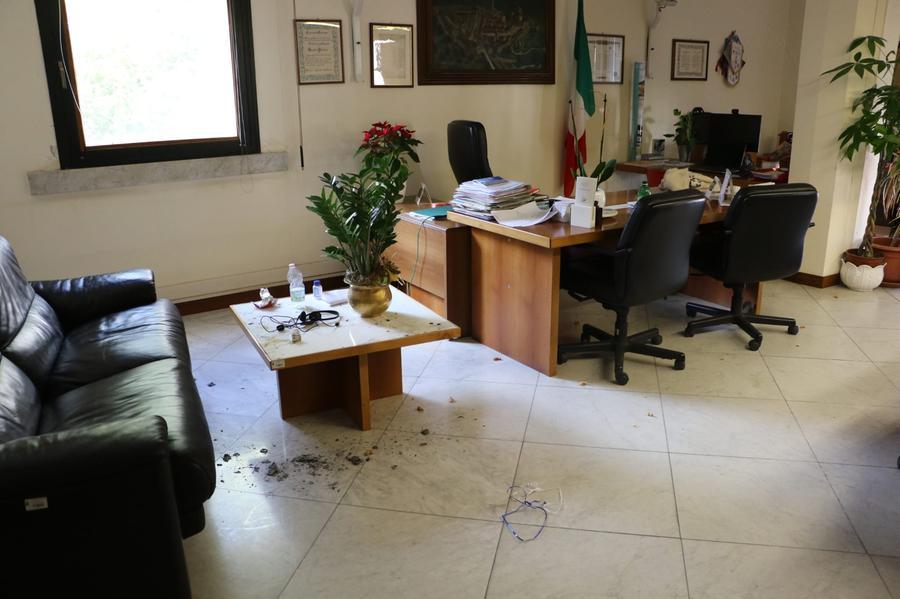 Carrara, vandali nell’ufficio della sindaca Arrighi