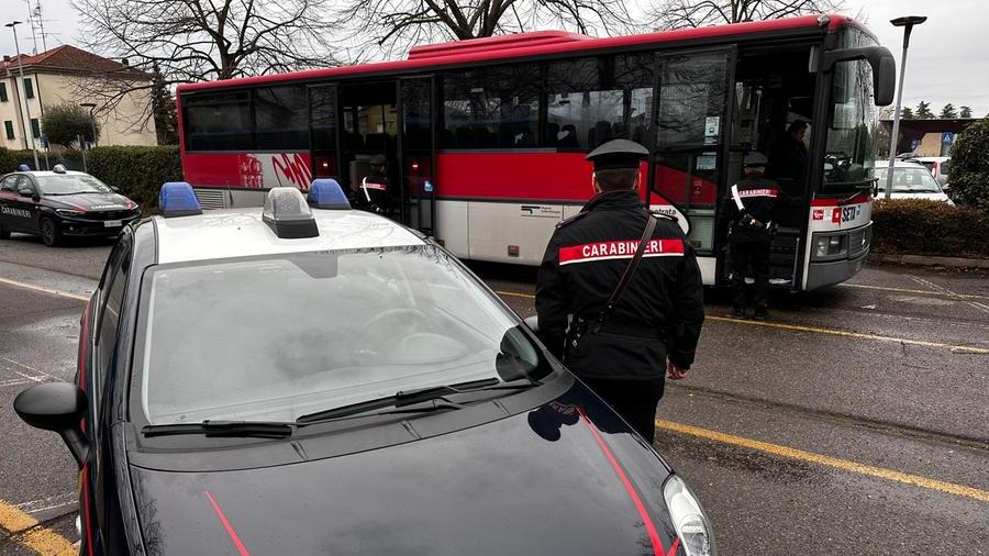 Studente taglia le cinture di un autobus Seta: denunciato dai carabinieri