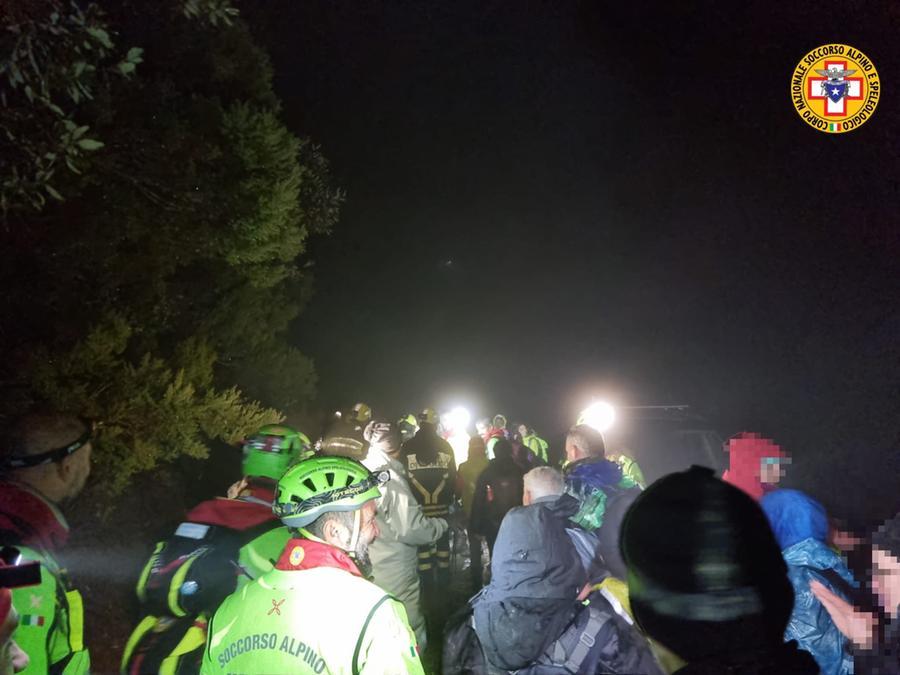 Diciassette escursionisti sorpresi da pioggia e buio si perdono nei monti di Nuxis: salvati nella notte