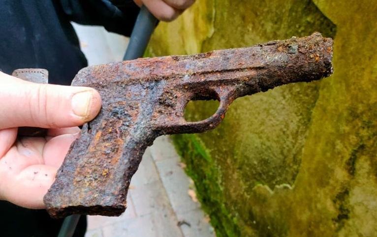 Firenze, ritrovata al giardino di Boboli una pistola della Seconda guerra mondiale