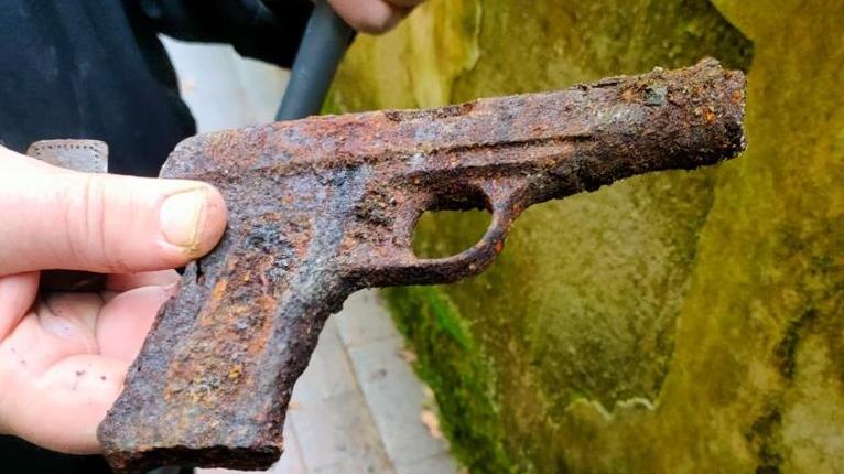 Firenze, ritrovata al giardino di Boboli una pistola della Seconda guerra mondiale